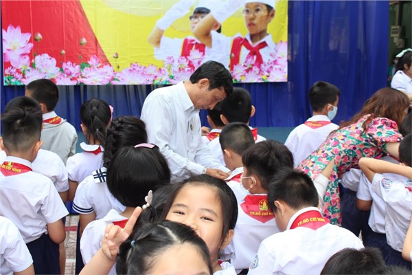 Có kí ức nào đẹp hơn giây phút thiêng liêng mà các em học sinh chính thức mang trên vai chiếc khăn quàng đỏ thắm. Hôm nay, ngoài trời, nắng như vàng hơn, rực rỡ hơn khi các bạn nhỏ Hanh Thông đã được đứng trong hàng ngũ Đội Thiếu niên Tiền phong Hồ Chí Minh ghi dấu ấn ngày kỉ niệm 5/4/2021!